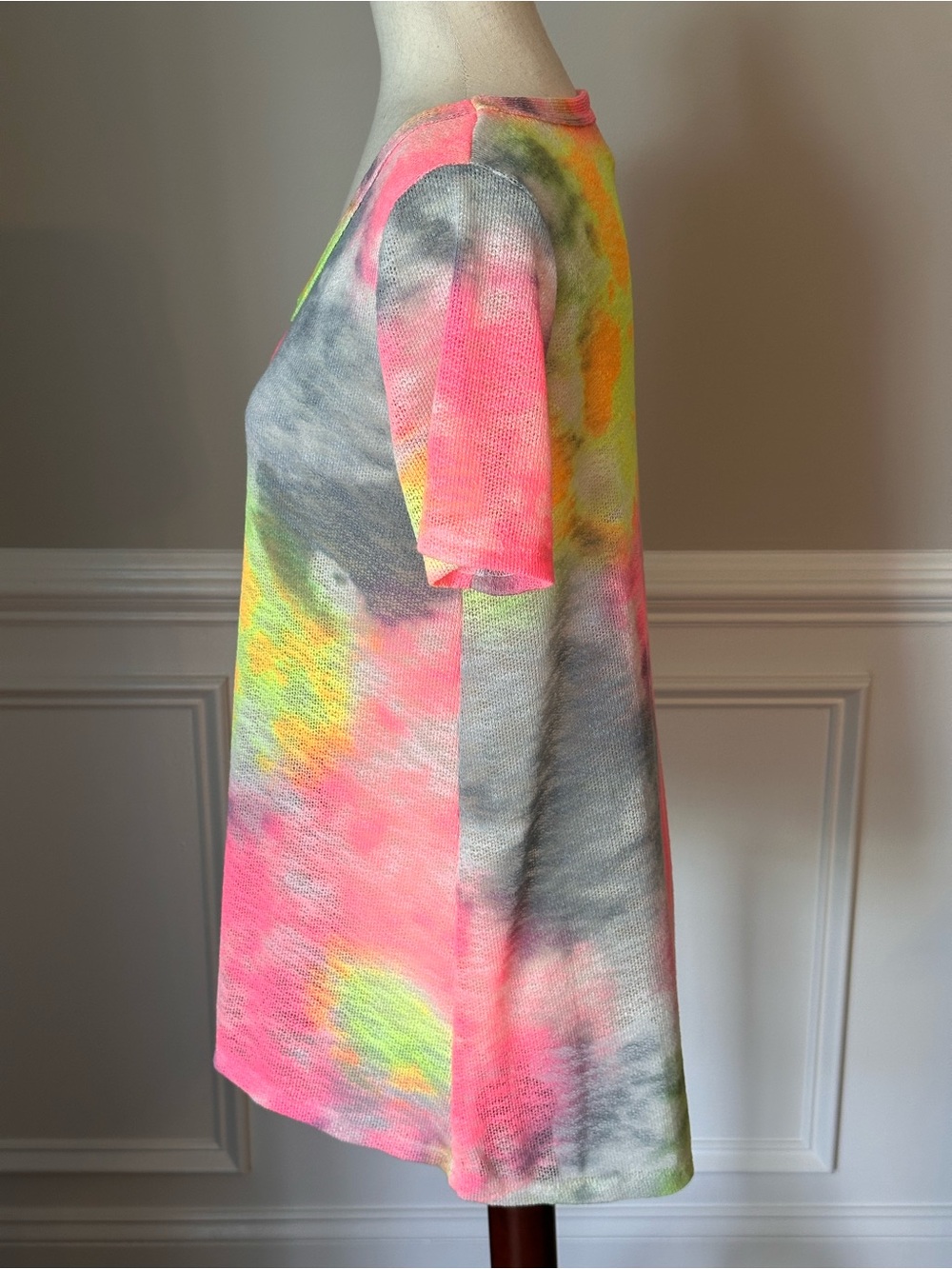 NEW BiBi Tie Dye Print Low Gauge Deep U Neck Top size Small - Picture 4 of 9